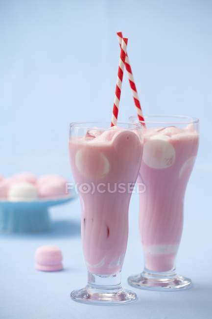 Полуничний молочний коктейль в окулярах — стокове фото