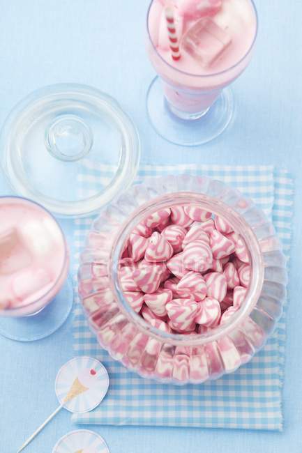 Баночка з рожевих і білих цукерок — стокове фото