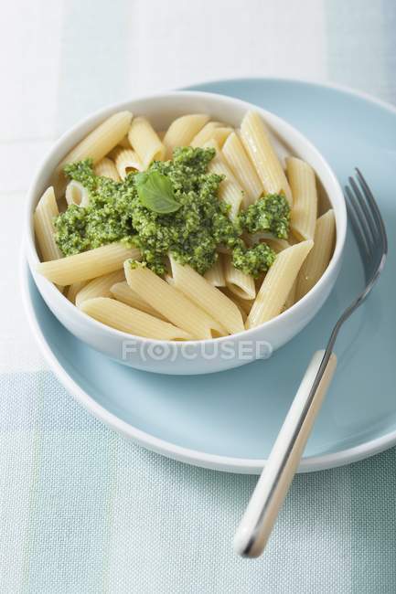 Penne-Nudeln mit Basilikum-Pesto — Stockfoto