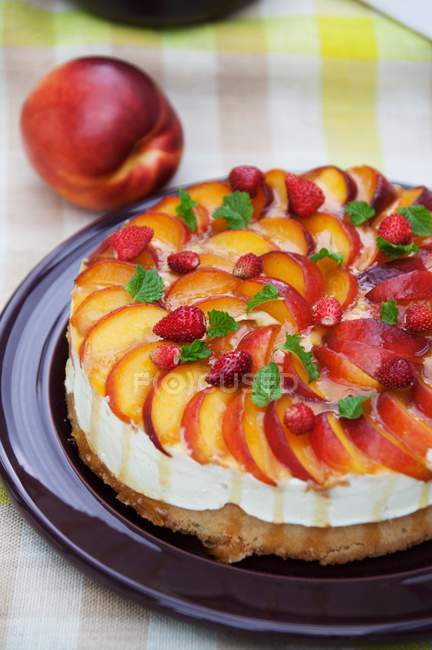 Curd cheesecake with nectarines — Stock Photo