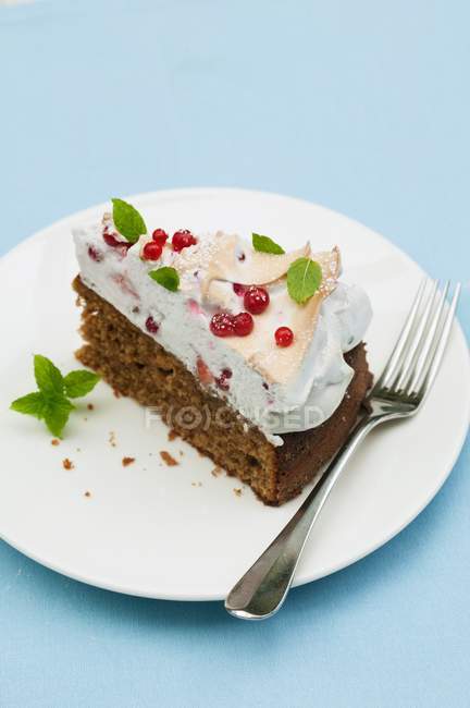 Gâteau au groseille rouge avec garniture meringue — Photo de stock