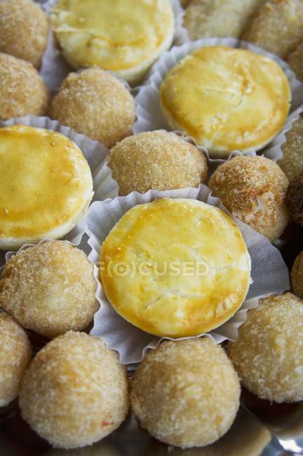 Closeup view of Empadinhas and Bolinhas de Gueijo Brazilian filled pastries — Stock Photo