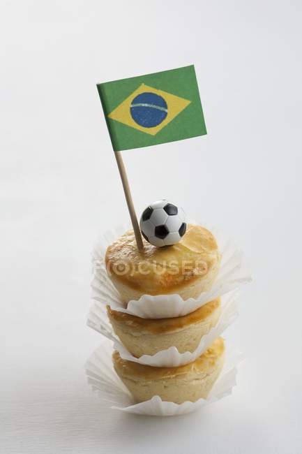 Vista de cerca de Empadinhas tartas con bandera brasileña - foto de stock