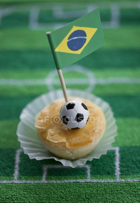 Vista de cerca de Empadinhas pequeño pastel con una bandera brasileña - foto de stock