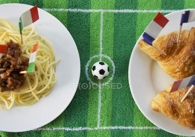 Вид зверху на спагеті і круасани — стокове фото