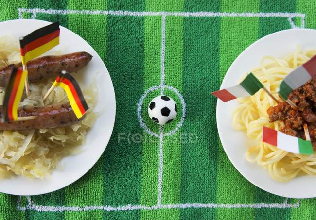 Sausages with cabbage and spaghetti — Stock Photo
