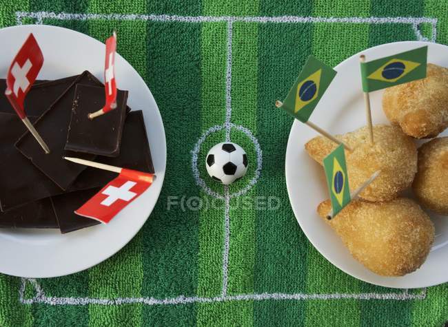 Draufsicht auf Schokolade und Salgadinhos mit Fußballdekoration — Stockfoto