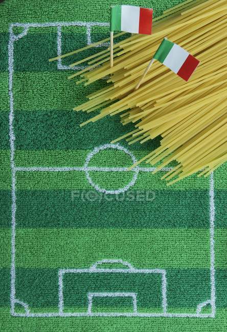 Vista superior de espaguetis con banderas italianas - foto de stock