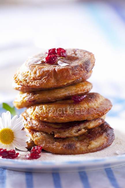 Pfannkuchen mit Preiselbeermarmelade — Stockfoto