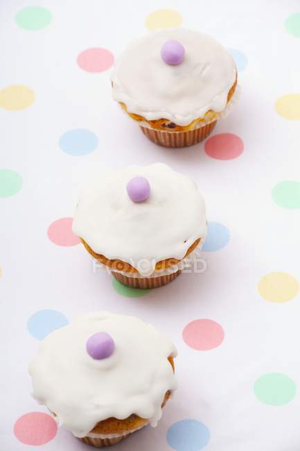 Mini cupcakes decorated with sugar icing — Stock Photo