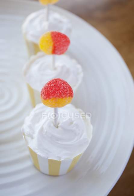 Cupcakes with whipped cream topping — Stock Photo