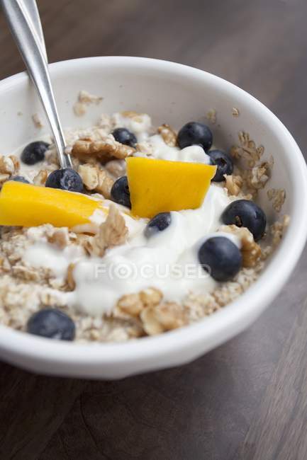Porridge oats with blueberries — Stock Photo