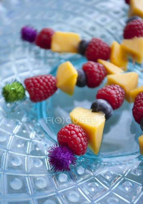 Closeup view of colorful fruit skewers — Stock Photo