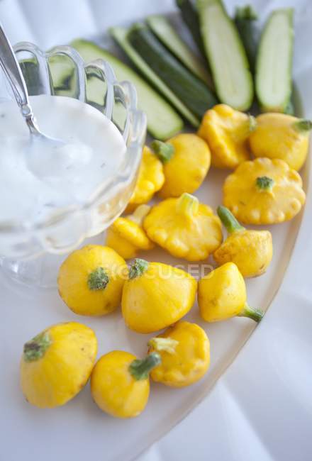 Halved courgettes with yoghurt — Stock Photo