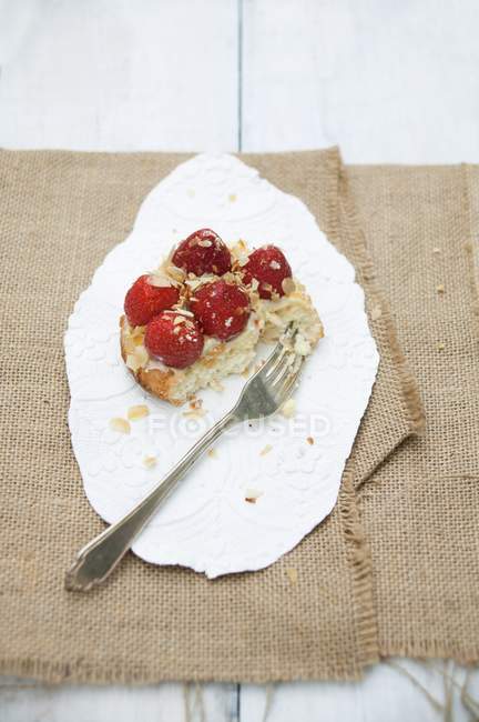 Biskuitkuchen mit Pudding und Erdbeeren — Stockfoto