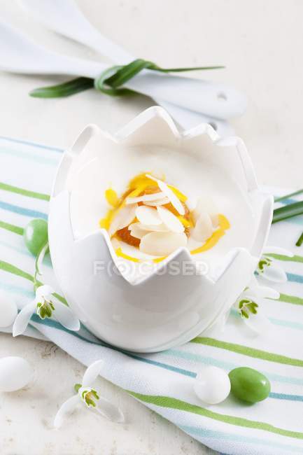 Yoghurt dessert with sauce — Stock Photo