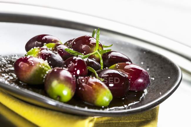 Зеленые и красные оливки — стоковое фото