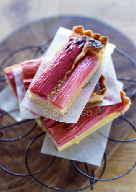 Vue rapprochée des morceaux empilés de tarte à la rhubarbe — Photo de stock