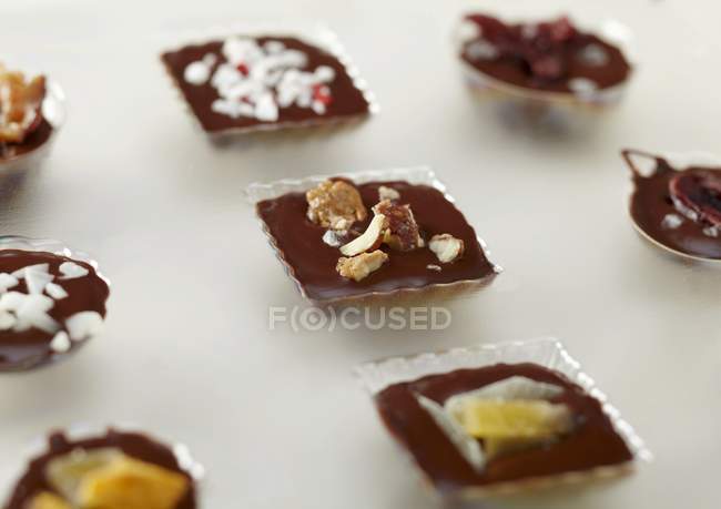 Bonbons au chocolat assortis dans des moules — Photo de stock