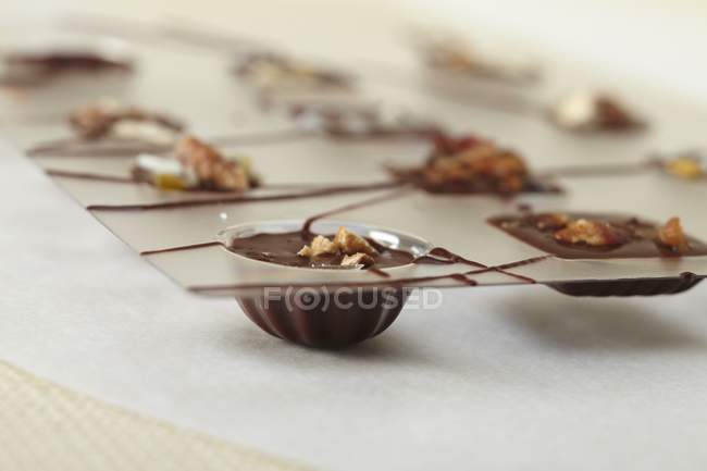 Chocolates caseros en moldes - foto de stock