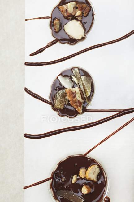 Dulces de chocolate en moldes - foto de stock