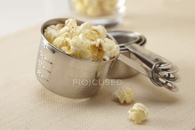 Popcorn im Messbecher — Stockfoto