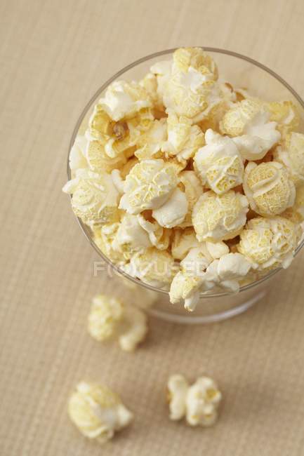 Popcorn dans une tasse en verre — Photo de stock