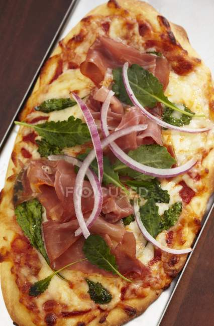 Prosciutto e pizza de cebola vermelha — Fotografia de Stock