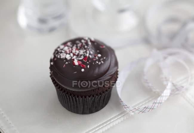 Pastel de chocolate con caramelo - foto de stock