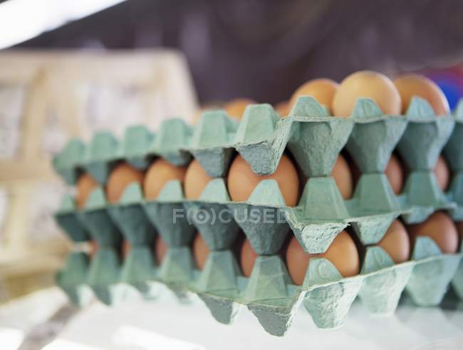 Gestapelte Kisten mit braunen Eiern — Stockfoto