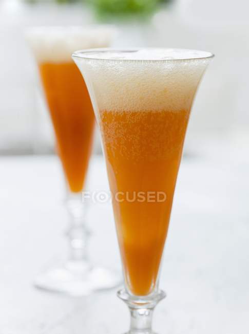 Nahaufnahme von Rhabarber und orangefarbenen Bellini in Gläsern — Stockfoto