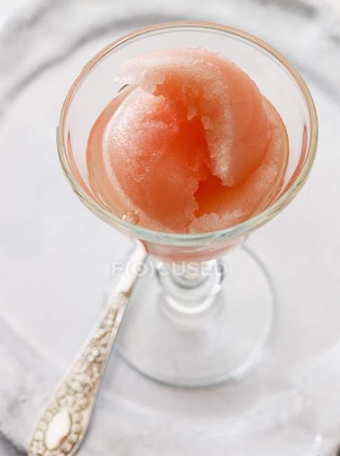 Sorbetto di frutta in un bicchiere a gambo — Foto stock