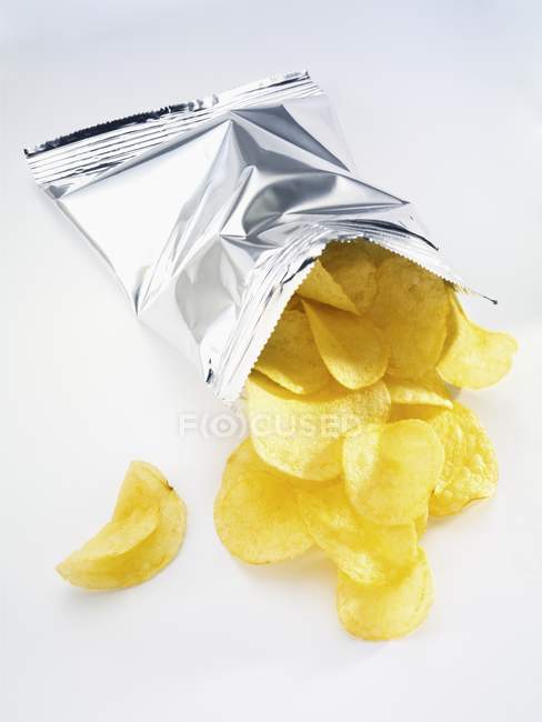 Patatas fritas en el paquete - foto de stock