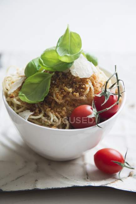 Паста-спагетти с хлебными крошками — стоковое фото