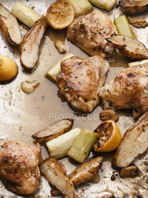 Chicken with artichokes and lemons — Stock Photo
