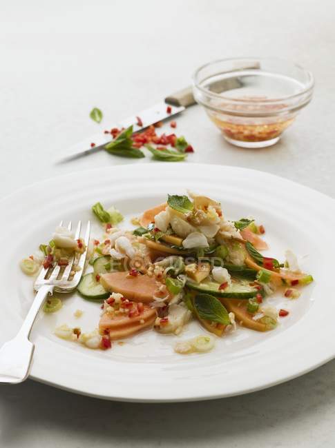 Vista close-up de salada de caranguejo com mamão e vegetação — Fotografia de Stock