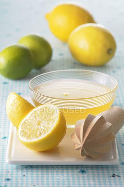 Lemon juice in small bowl — Stock Photo