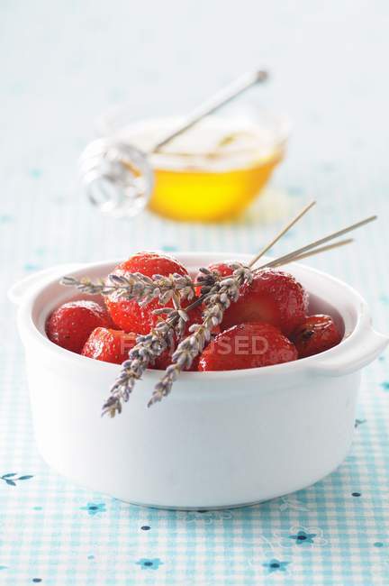 Baked strawberries with honey and lavender — Stock Photo