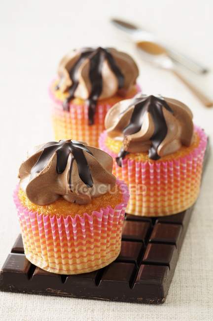 Cupcakes com cobertura de creme de chocolate — Fotografia de Stock