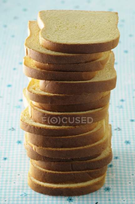 Pila de pan rebanado - foto de stock