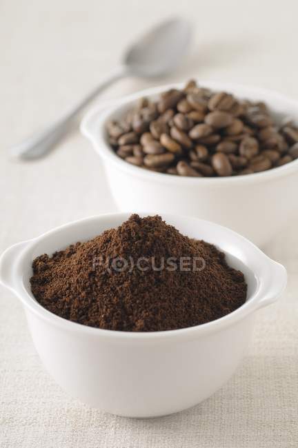 Café, grains entiers et moulu, dans de petits bols — Photo de stock