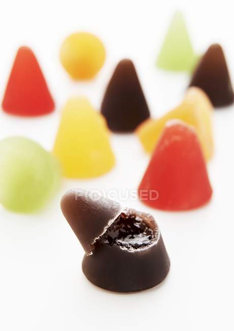Vista close-up de doces Cuberdons inteiros e quebrados — Fotografia de Stock