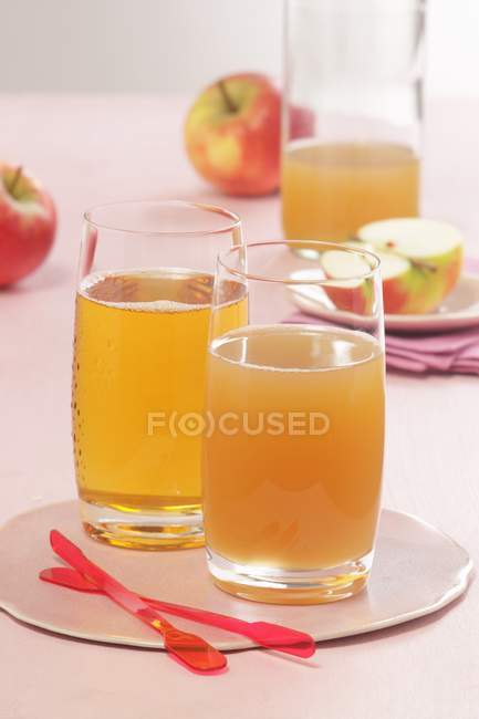 Succo di mela fresco in occhiali — Foto stock