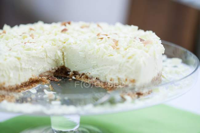 Closeup view of cut white chocolate tart — Stock Photo