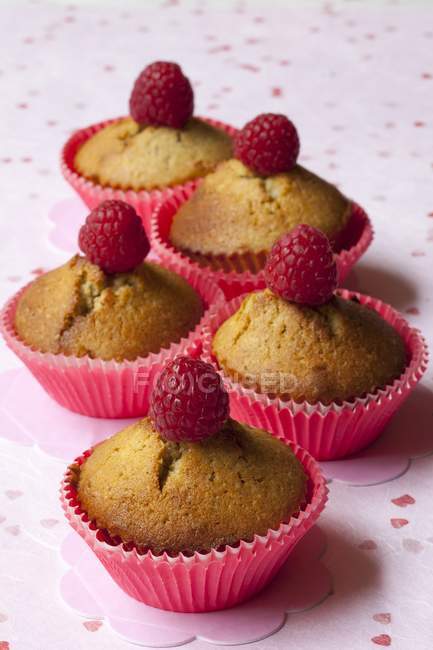 Pila de muffins de frambuesa - foto de stock