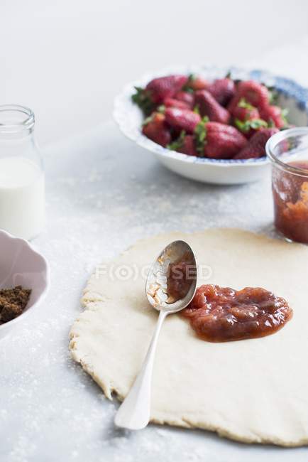 Vue rapprochée de la pâte à croûte courte avec confiture de fraises — Photo de stock