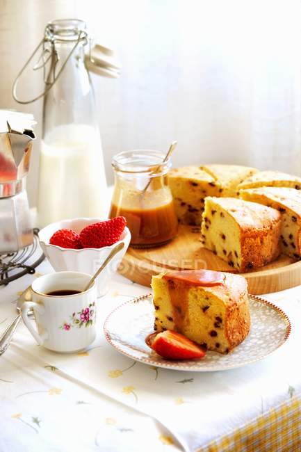 Cake with Limoncello and chocolate — Stock Photo