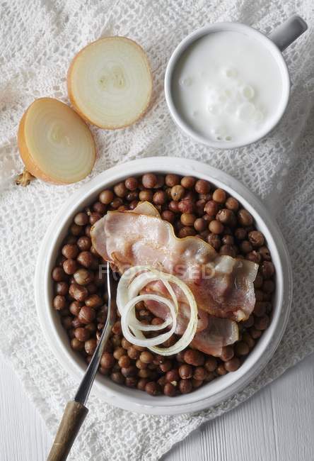 Grey peas with bacon and onions, the national dish — Stock Photo