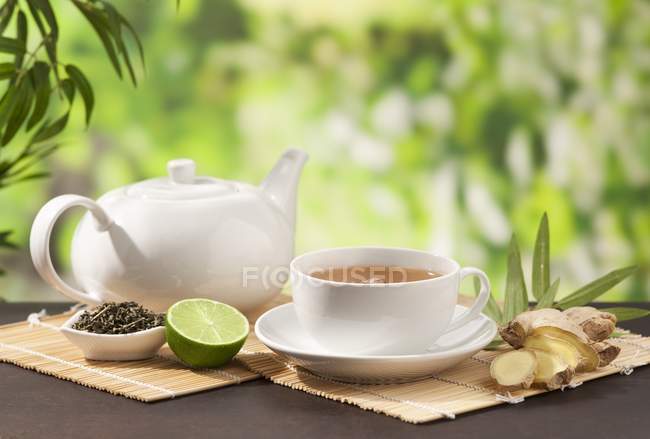 Tee with ginger and lime — Stock Photo