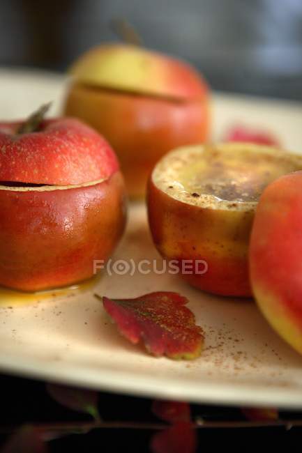 Pommes cuites au four à la cannelle — Photo de stock